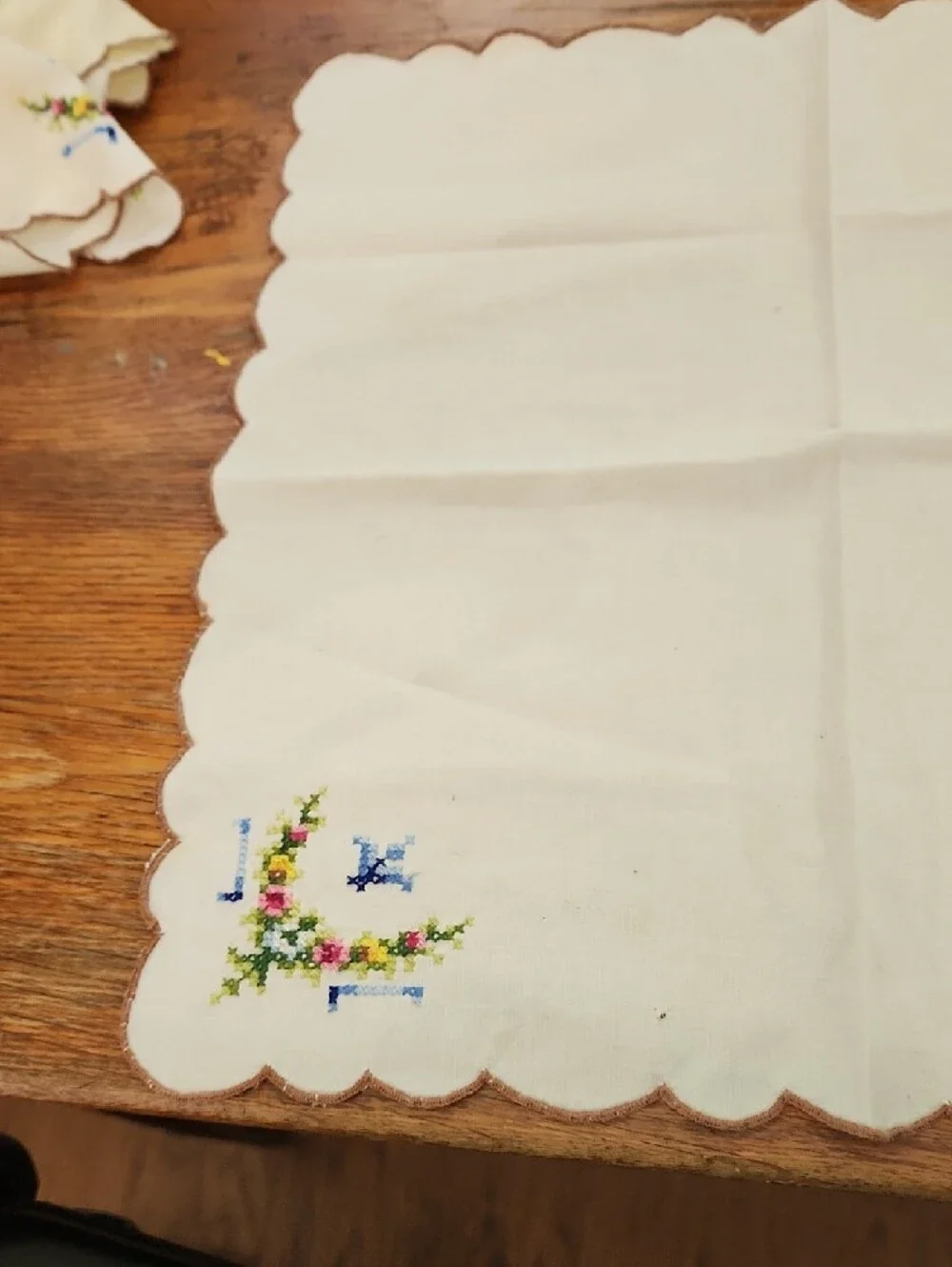 🩵 Embroidered White Linen Napkins with Floral Cross-Stitch